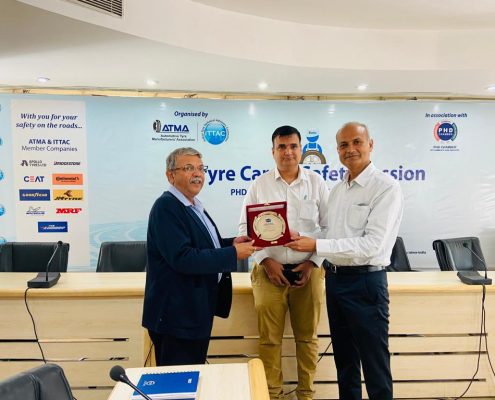 Mr-Sudershan-Gusain-Head-Tyre-Care-safety-ATMA-being-felicitated-by-PHD-Chamber-Secretary-General-Mr.-Saurabh-Sanyal